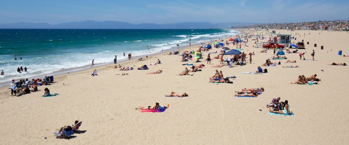 Hermosa Beach montrant vues littorales et plage aussi bien que important groupe de personnes