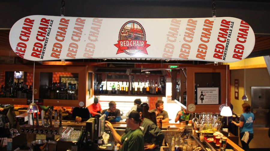 Mt Bachelor Ski Resort som visar en bar, interiörer och skyltar