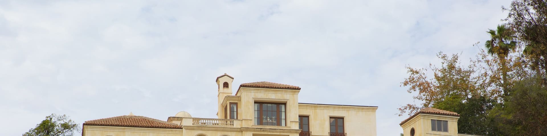 Beverly Hills showing a house