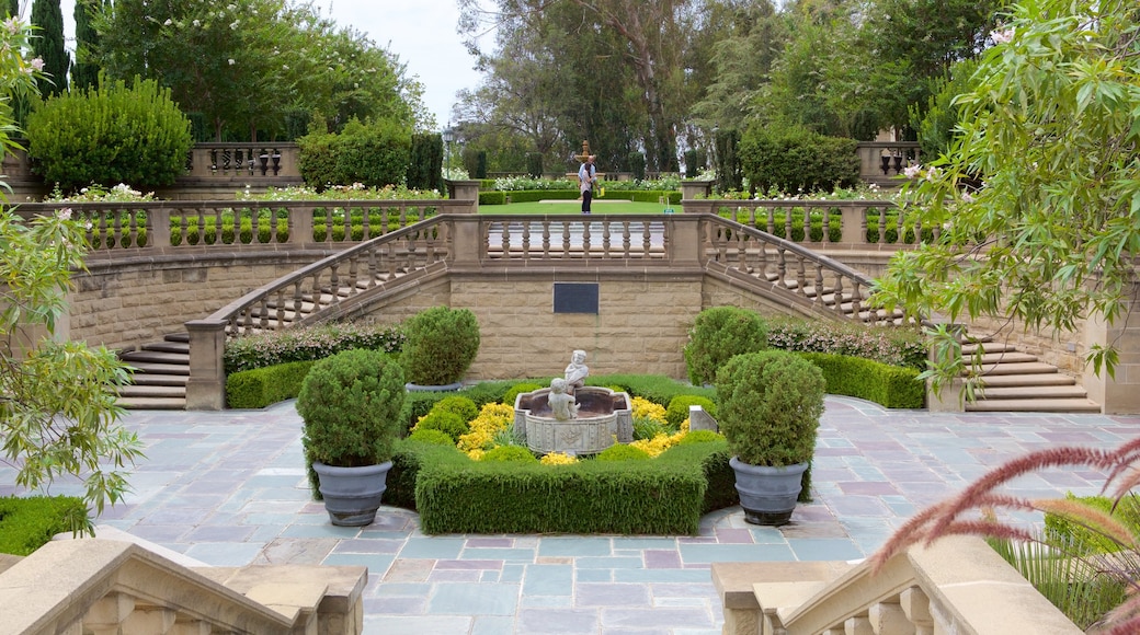 Beverly Hills showing a garden