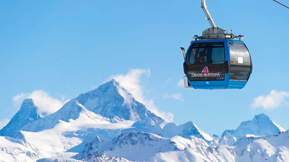 Skioord Crans-Montana bevat een gondel, bergen en sneeuw
