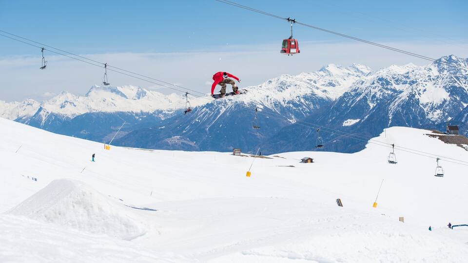 Skioord Crans-Montana bevat snowboarden, sneeuw en een gondel