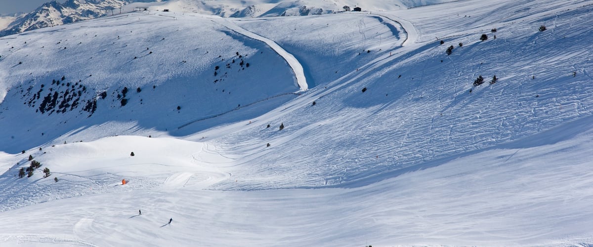 Zona de esquí de Encamp-Grandvalira mostrando montañas y nieve