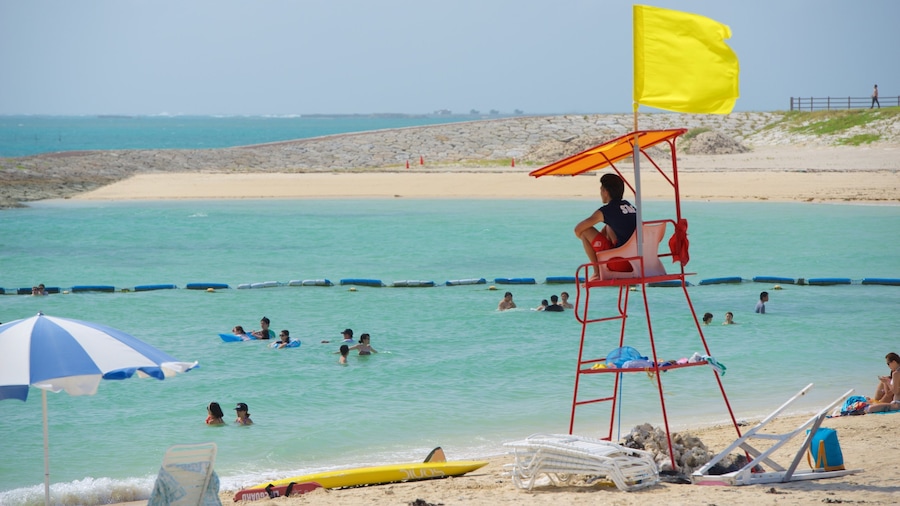 Okinawa que inclui natação e uma praia assim como um grande grupo de pessoas