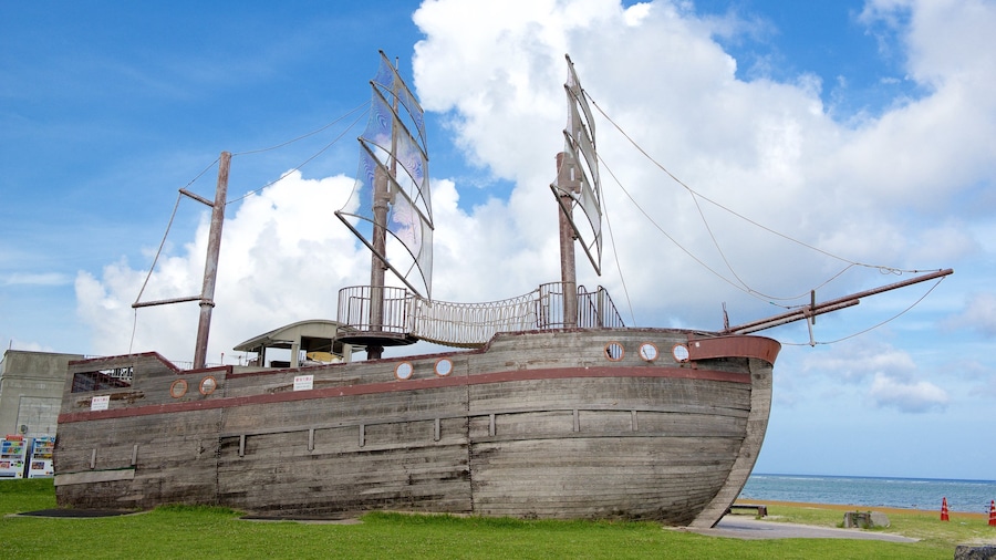Okinawa By som viser bådsejlads, en kystby og historiske bygningsværker