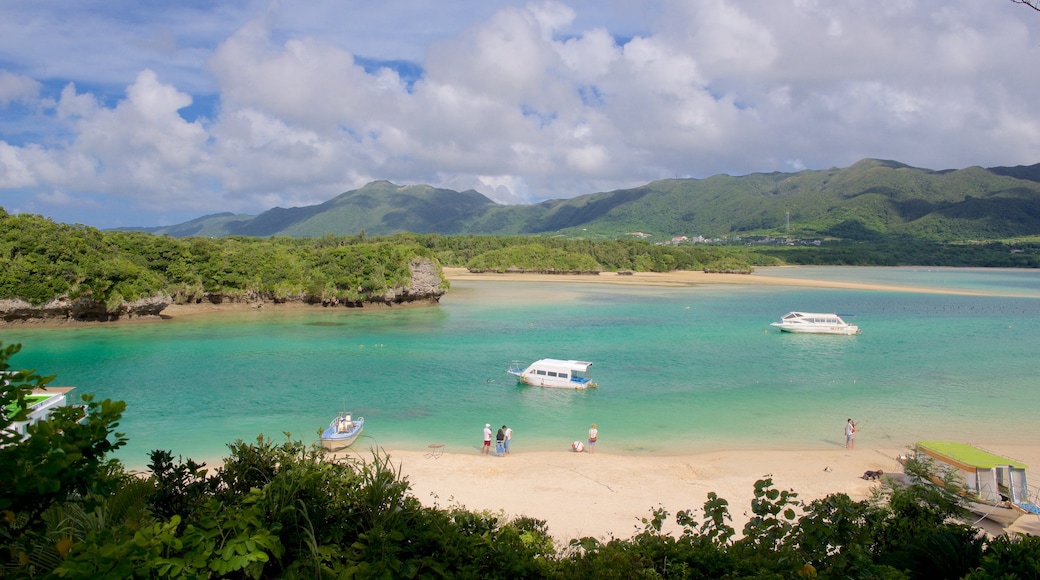 Kabira Bay Beach toont een strand en varen