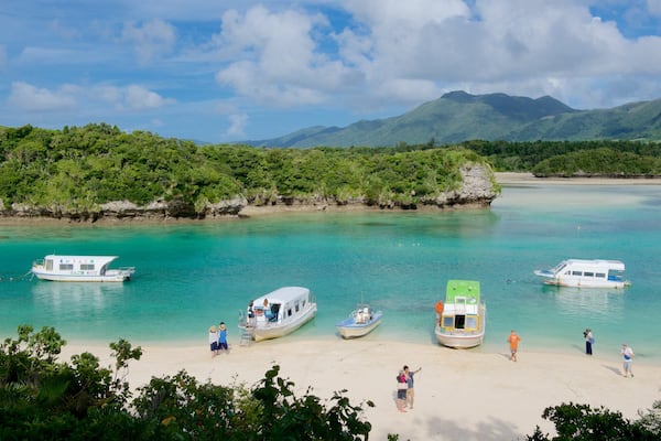 Kabira Bay Beach qui includes navigation et plage de sable aussi bien que petit groupe de personnes