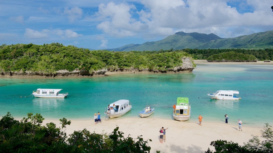 Playa en Bahía Kabira que incluye embarcaciones y una playa y también un grupo pequeño de personas