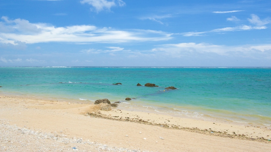 Playa de Shiraho ofreciendo una playa
