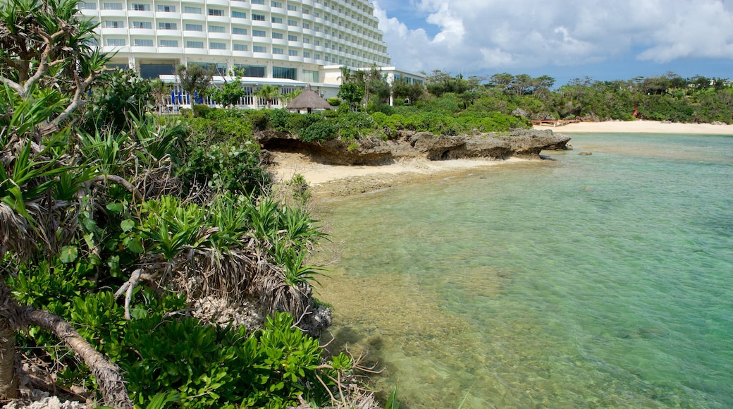 Okinawa som visar ett lyxhotell och en strand