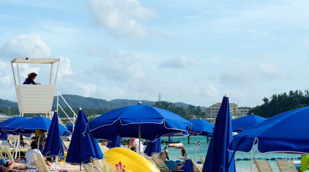 Okinawa que incluye una ciudad costera y vista general a la costa