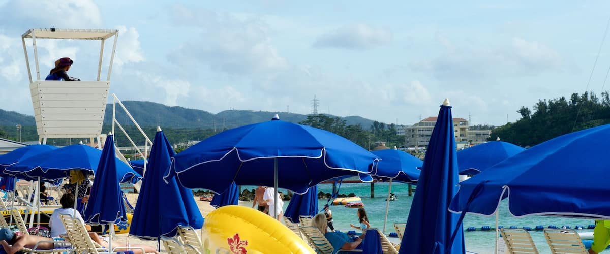 Okinawa caracterizando paisagens litorâneas e uma cidade litorânea