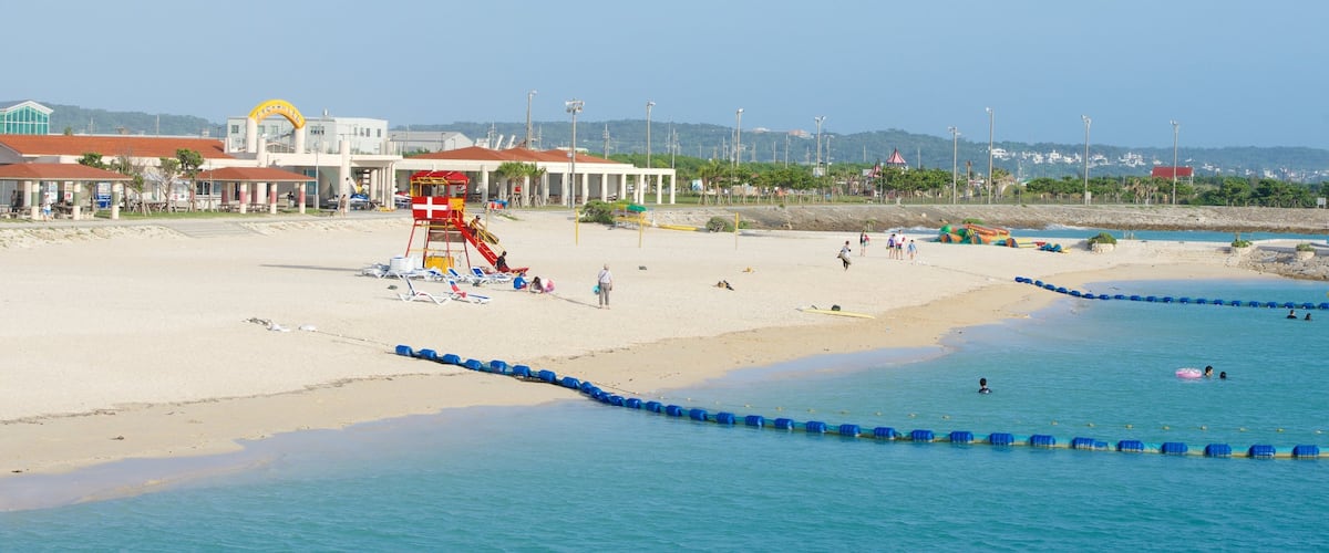 Okinawa das einen Schwimmen, Küstenort und Sandstrand