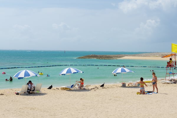 Okinawa qui includes baignade et plage de sable aussi bien que important groupe de personnes