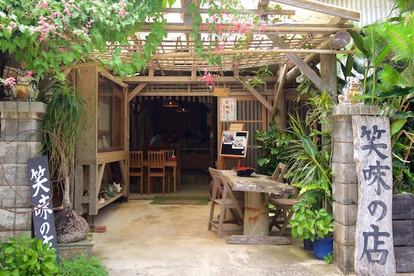 Okinawa das einen Beschilderung und Café-Lifestyle