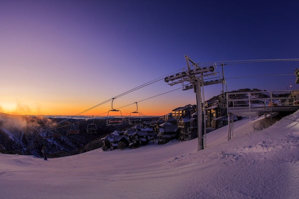 Hotham Heights montrant gondole, neige et coucher de soleil
