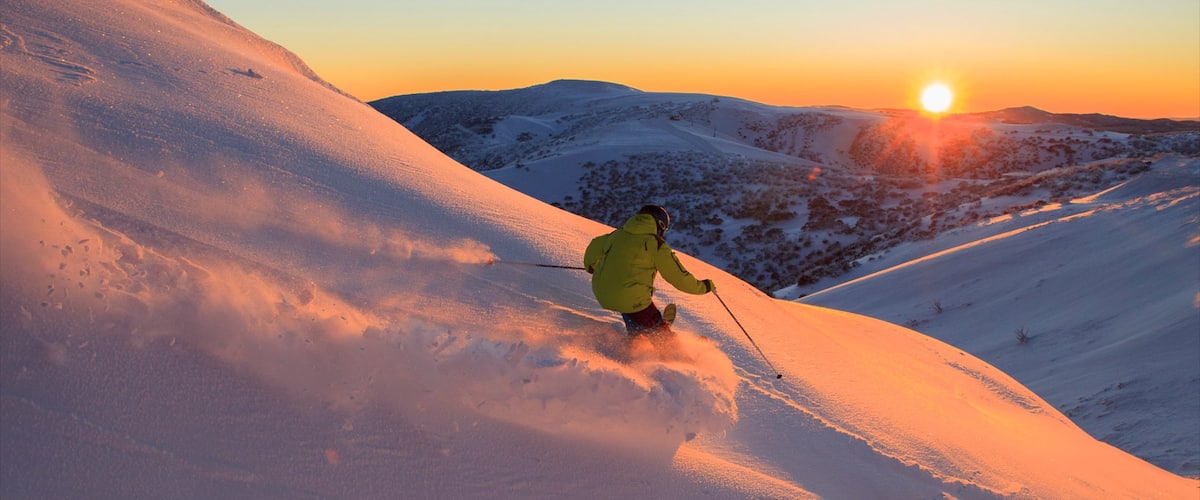 Cumbres de Hotham ofreciendo una puesta de sol, esquiar en la nieve y nieve