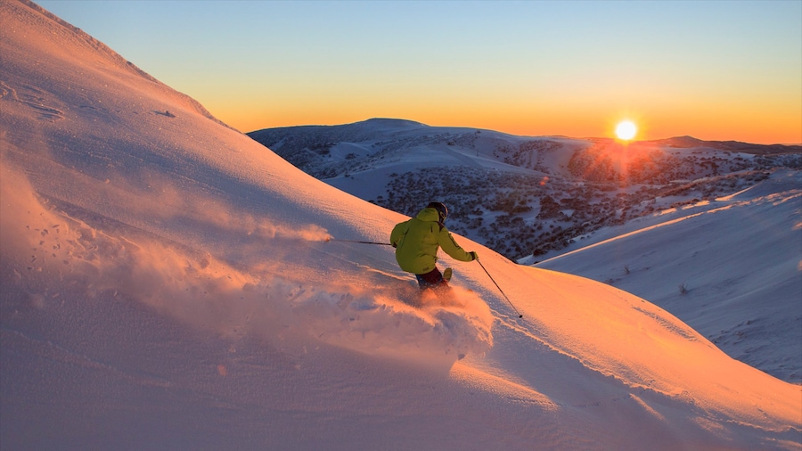 Cumbres de Hotham ofreciendo un atardecer, nieve y ski en la nieve