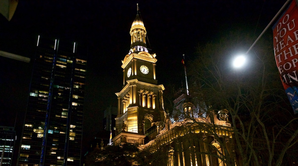 Sydney Town Hall que inclui uma cidade e cenas noturnas