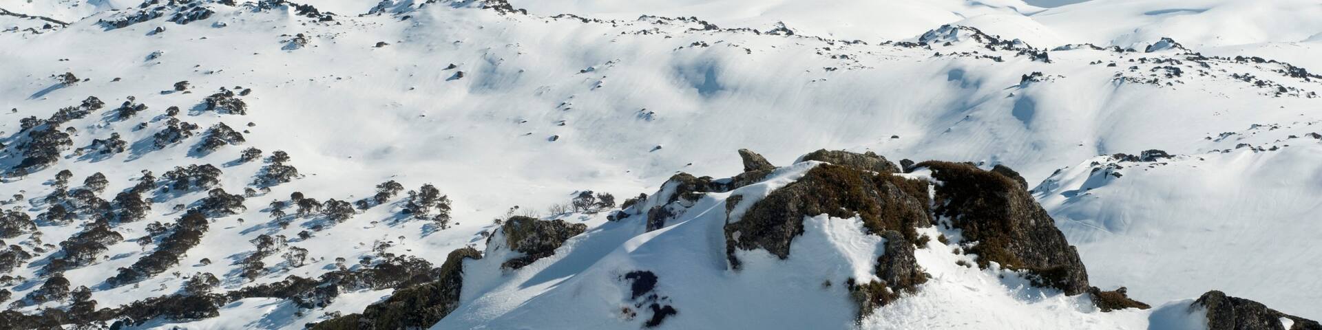Skigebiet Perisher das einen Schnee und Berge