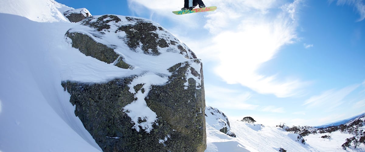 Perisher Ski Resort showing snow and snow boarding