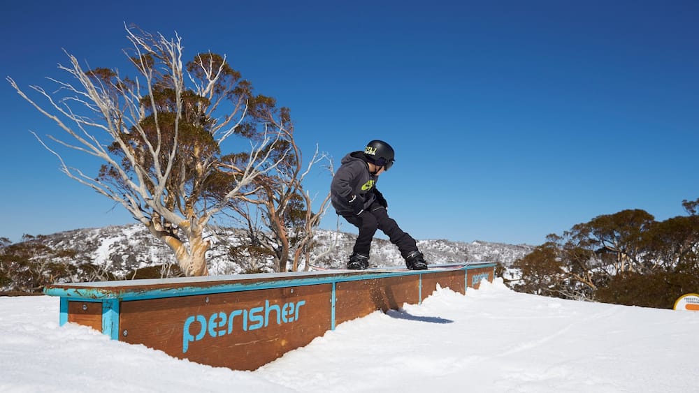 Skigebiet Perisher mit einem Schnee und Snowboarden