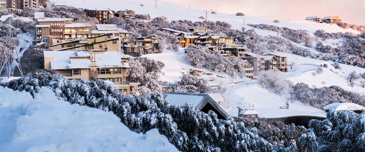 Mt.Buller Ski Slopes mostrando neve e uma cidade pequena ou vila