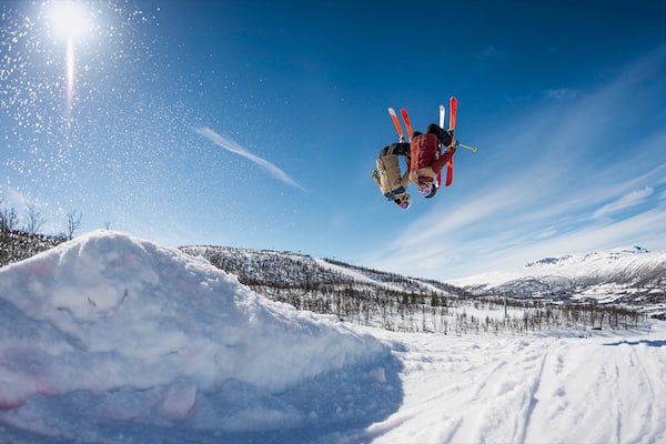 Geilo mit einem Skifahren und Schnee