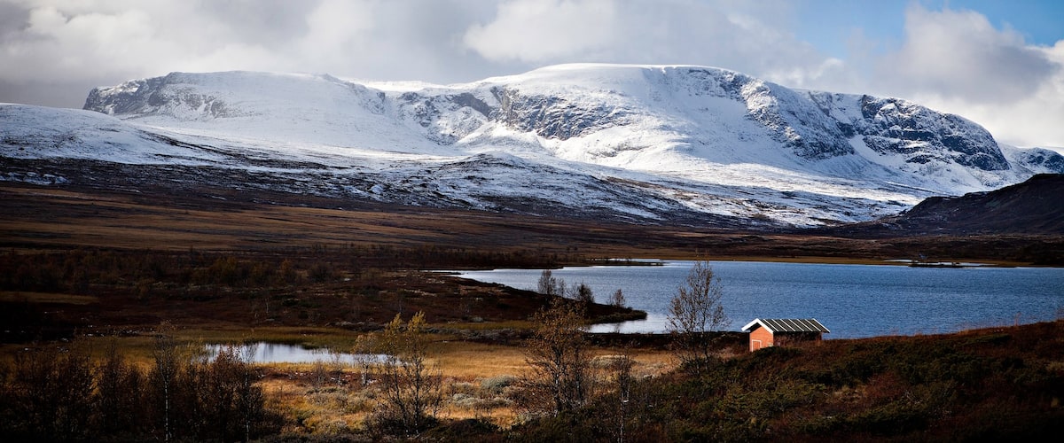 Geilo ofreciendo montañas, un lago o abrevadero y nieve
