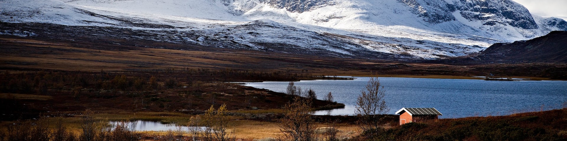 Geilo das einen Berge, See oder Wasserstelle und Schnee
