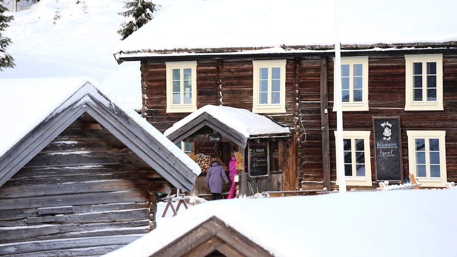 Kvitfjell che include piccola città o villaggio e neve