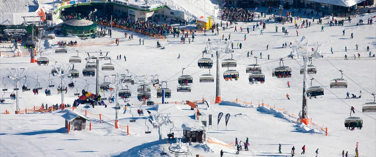 Estación de esquí Feldberg que incluye una góndola, nieve y un hotel o resort de lujo