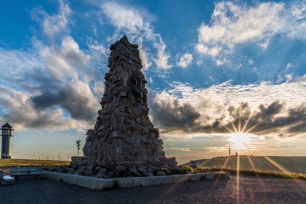 Skigebiet Feldberg welches beinhaltet Sonnenuntergang und Monument