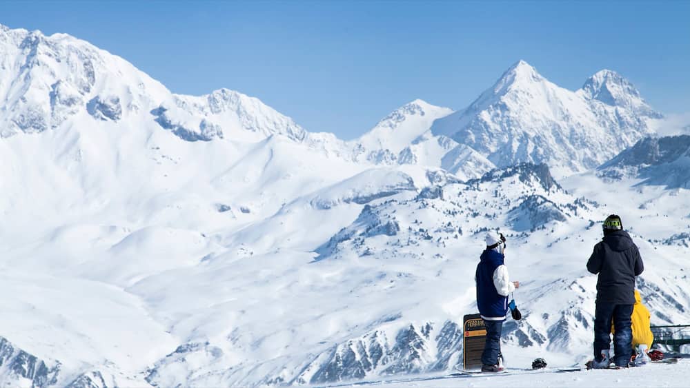 Station de ski de Formigal mettant en vedette neige et montagnes aussi bien que petit groupe de personnes