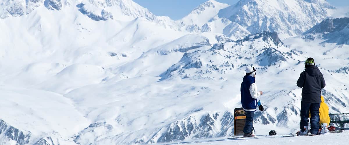Station de ski de Formigal montrant montagnes et neige aussi bien que petit groupe de personnes