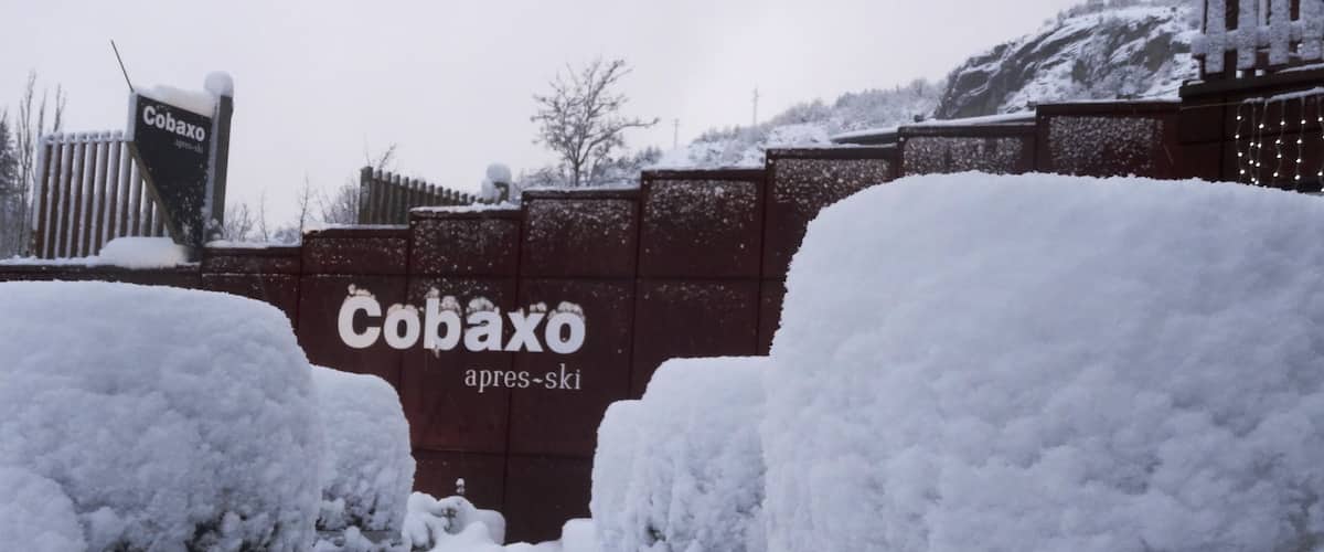 Estación de esquí de Panticosa mostrando nieve y señalización