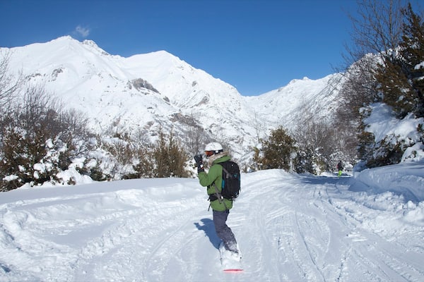 Station de ski de Panticosa mettant en vedette montagnes, neige et snowboard