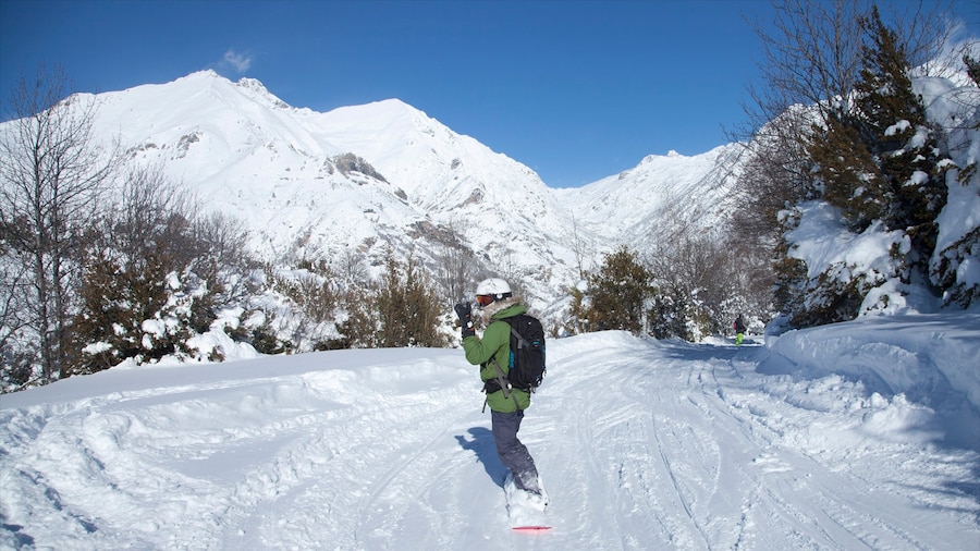Panticosa Ski Resort showing snow, mountains and snowboarding