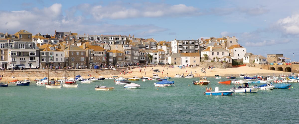 St Ives toont varen, een kuststadje en een strand