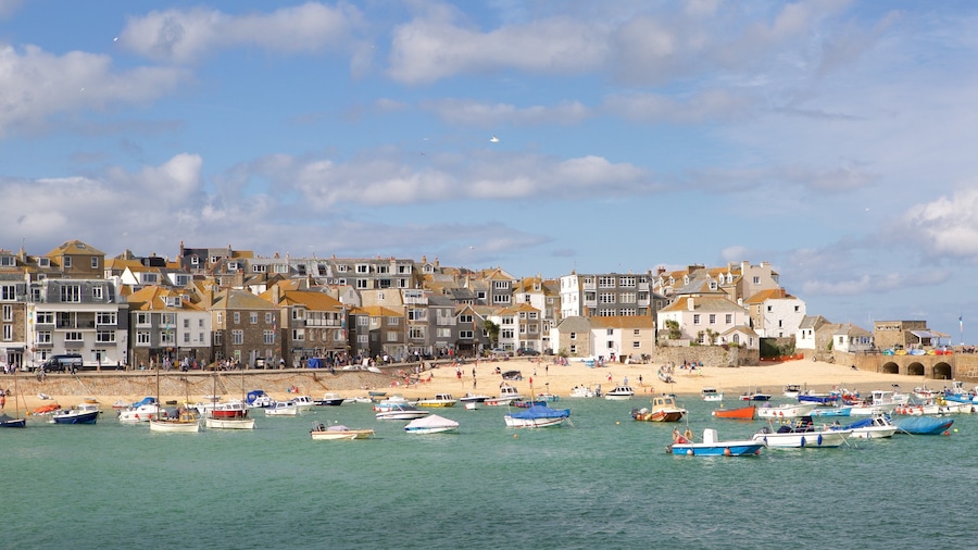 St Ives som inkluderar båtkörning, en strand och en hamn eller havsbukt