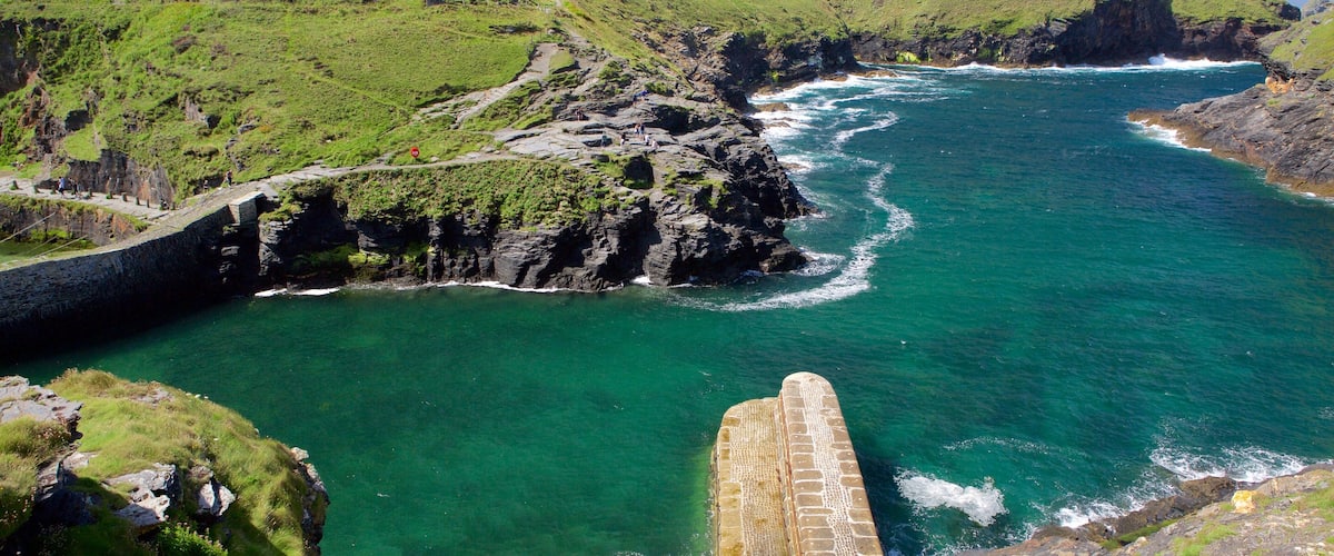 Boscastle ofreciendo costa rocosa y vista general a la costa