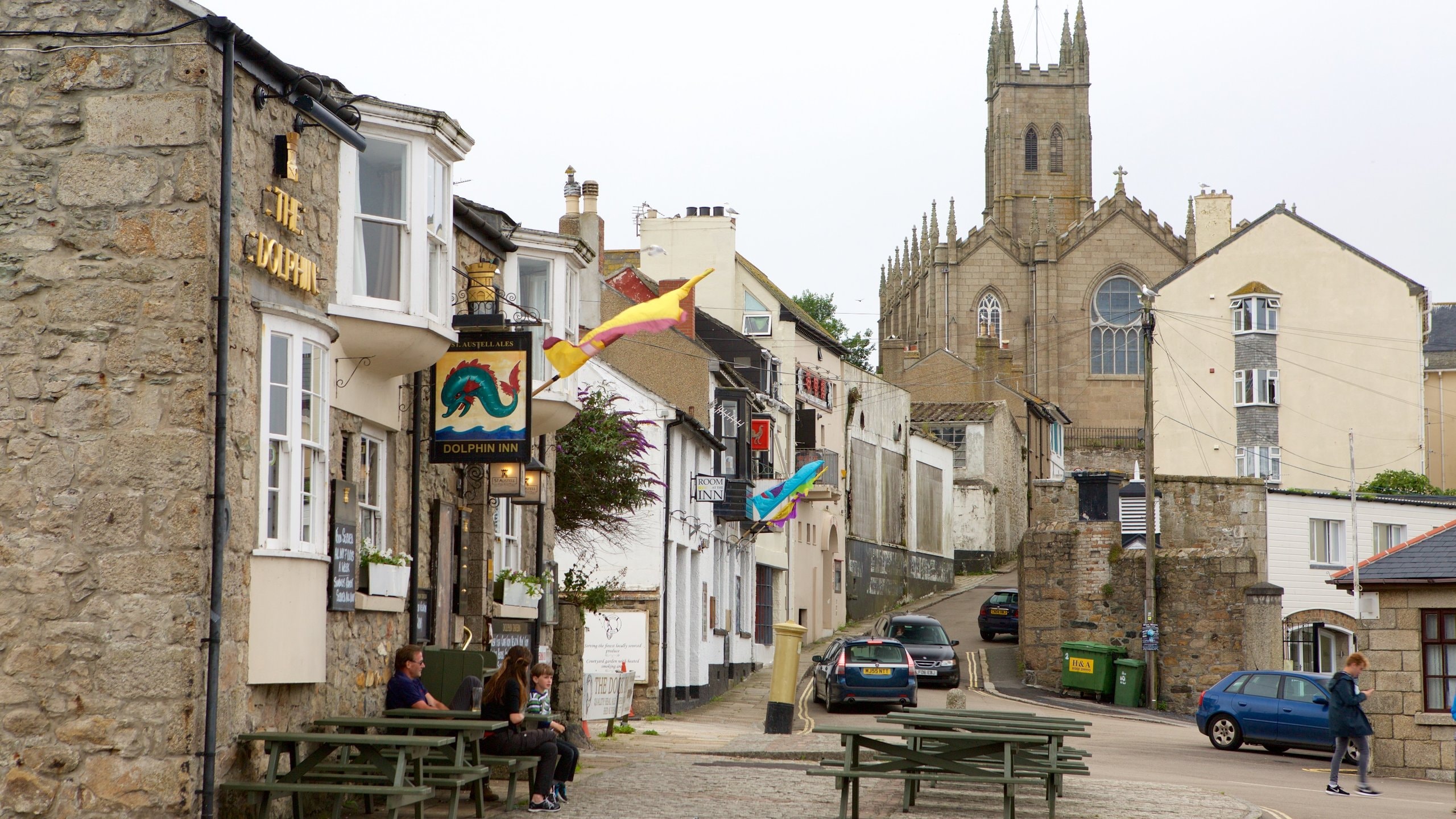 Penzance which includes heritage architecture, street scenes and cafe scenes
