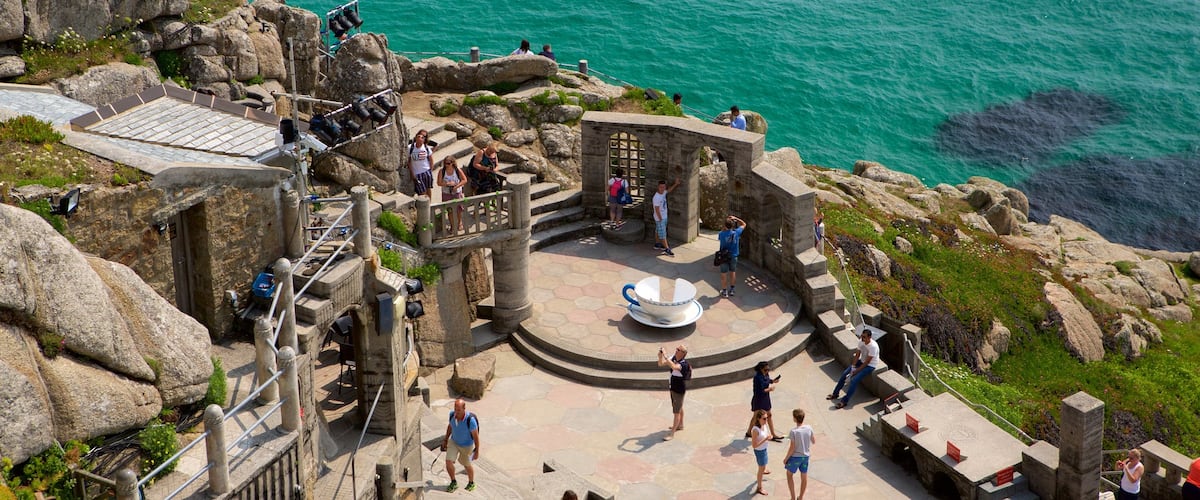 Minack Theatre bevat algemene kustgezichten en vergezichten en ook een grote groep mensen