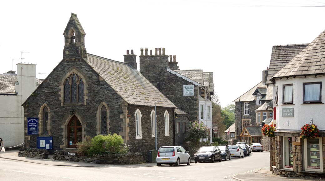 Windermere mettant en vedette église ou cathédrale et scènes de rue