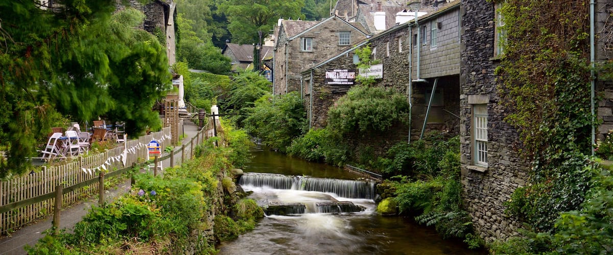 Ambleside welches beinhaltet Kleinstadt oder Dorf, historische Architektur und Fluss oder Bach