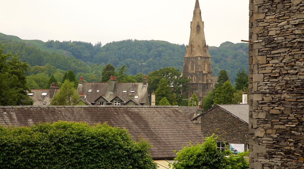 Church of St Mary showing a small town or village and heritage architecture