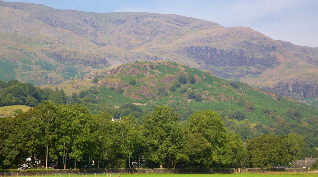 Coniston Water som inkluderer fjell