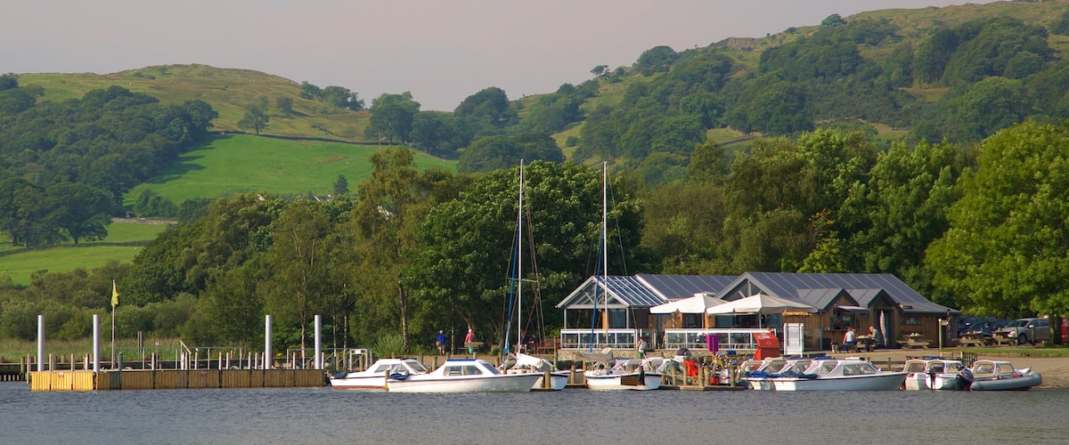 Coniston Water que incluye paseos en lancha, un lago o abrevadero y una pequeña ciudad o pueblo