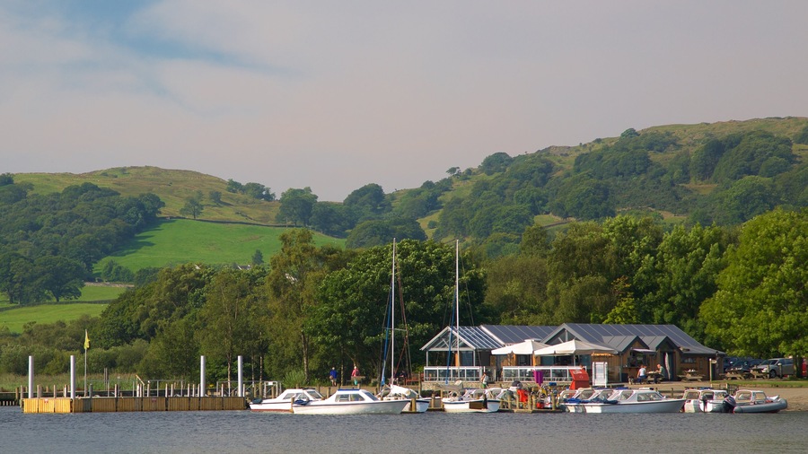 Coniston Water que incluye paseos en lancha, un lago o abrevadero y una pequeña ciudad o pueblo