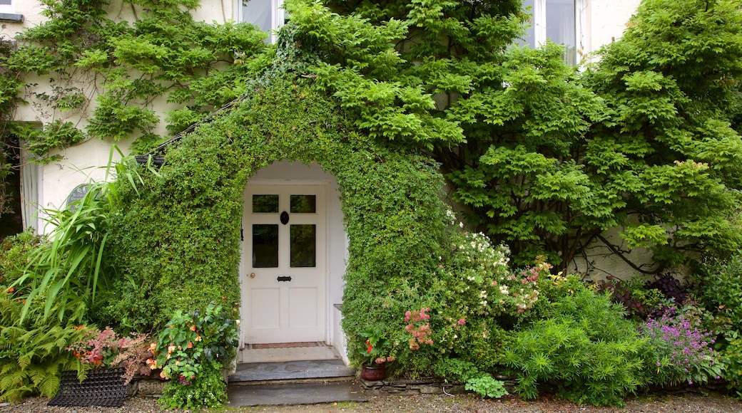 Rydal Mount que incluye flores y un edificio administrativo